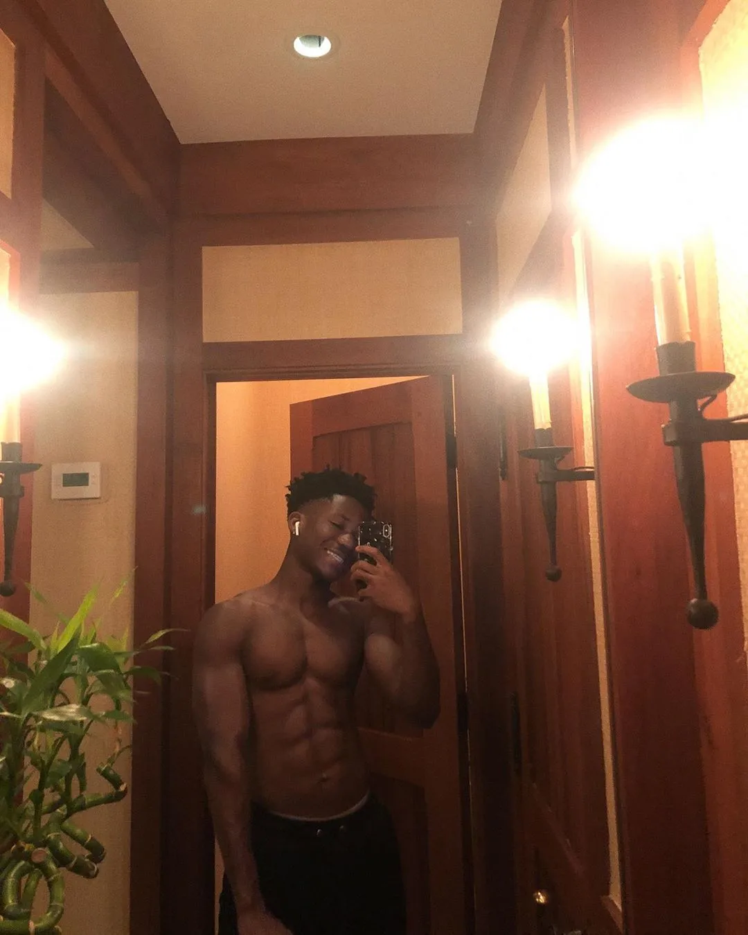 Abraham Attah is thirst trapping the internet with new photos of his ripped body and it’s hot as hell