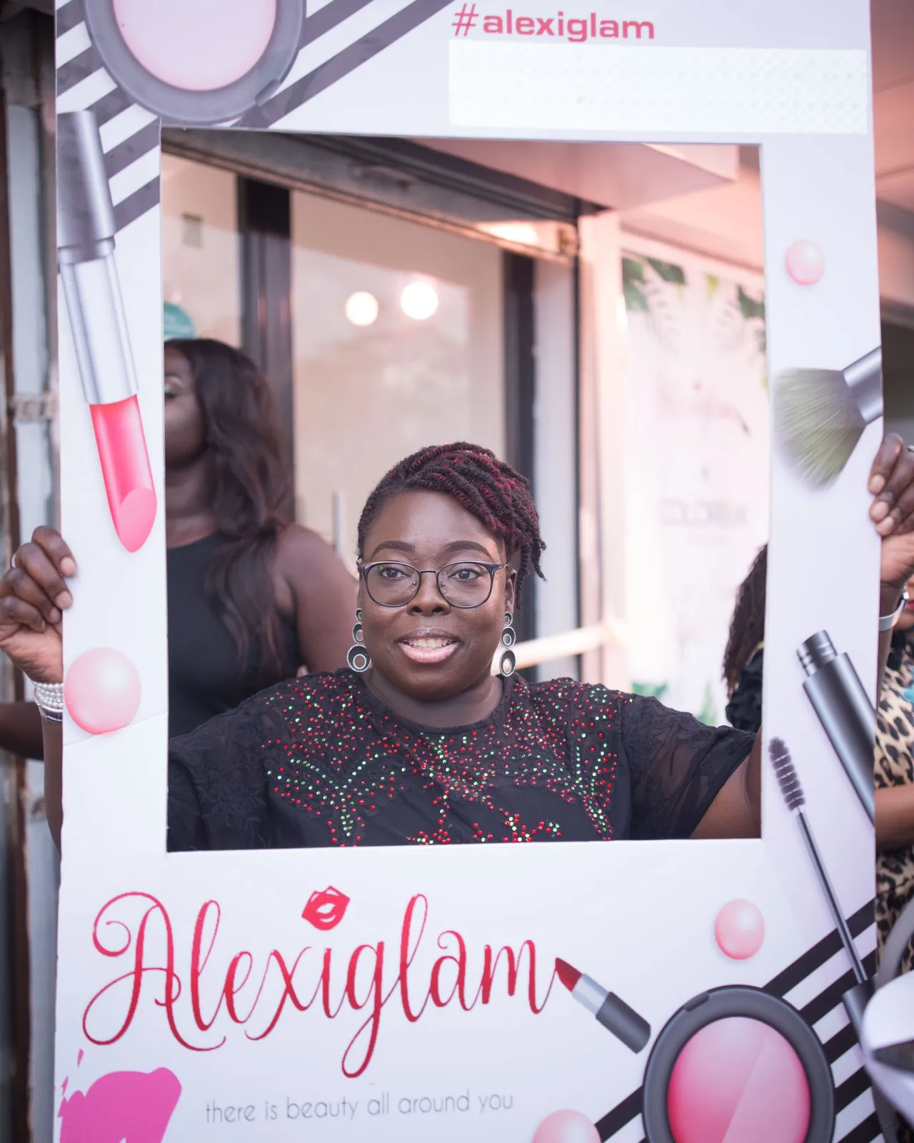 ICYMI: This is how Alexiglam’s official makeup mixer looked like