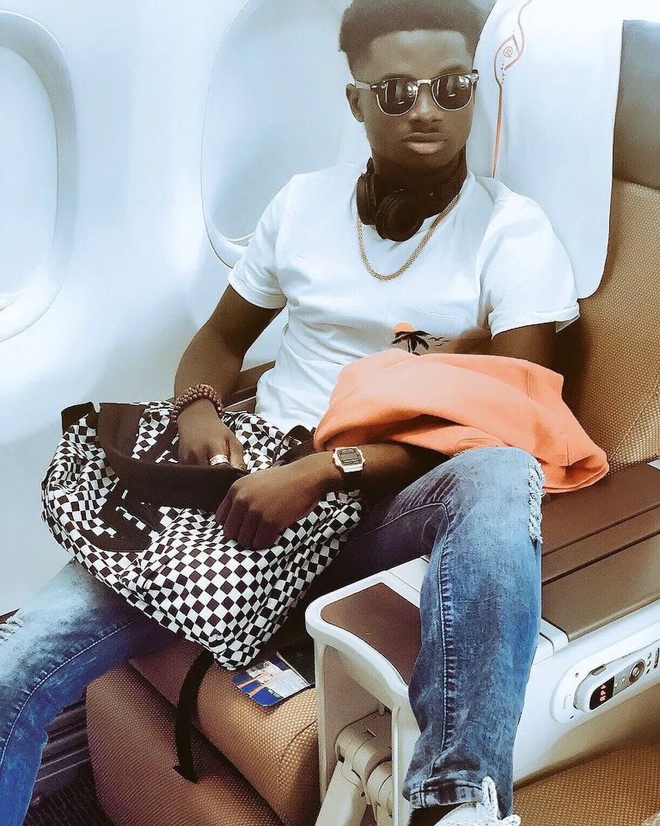 A Twitter user tried to call out Kuami Eugene’s for wearing “Togo Jeans”and he was having none of it