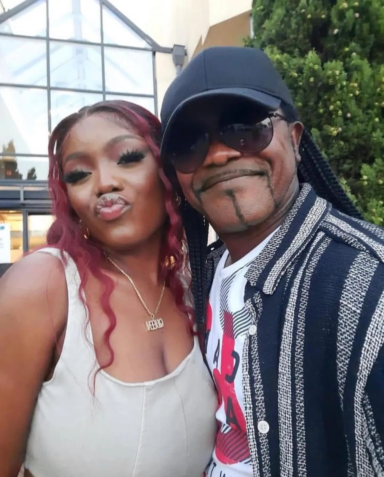 Gyakie and her dad