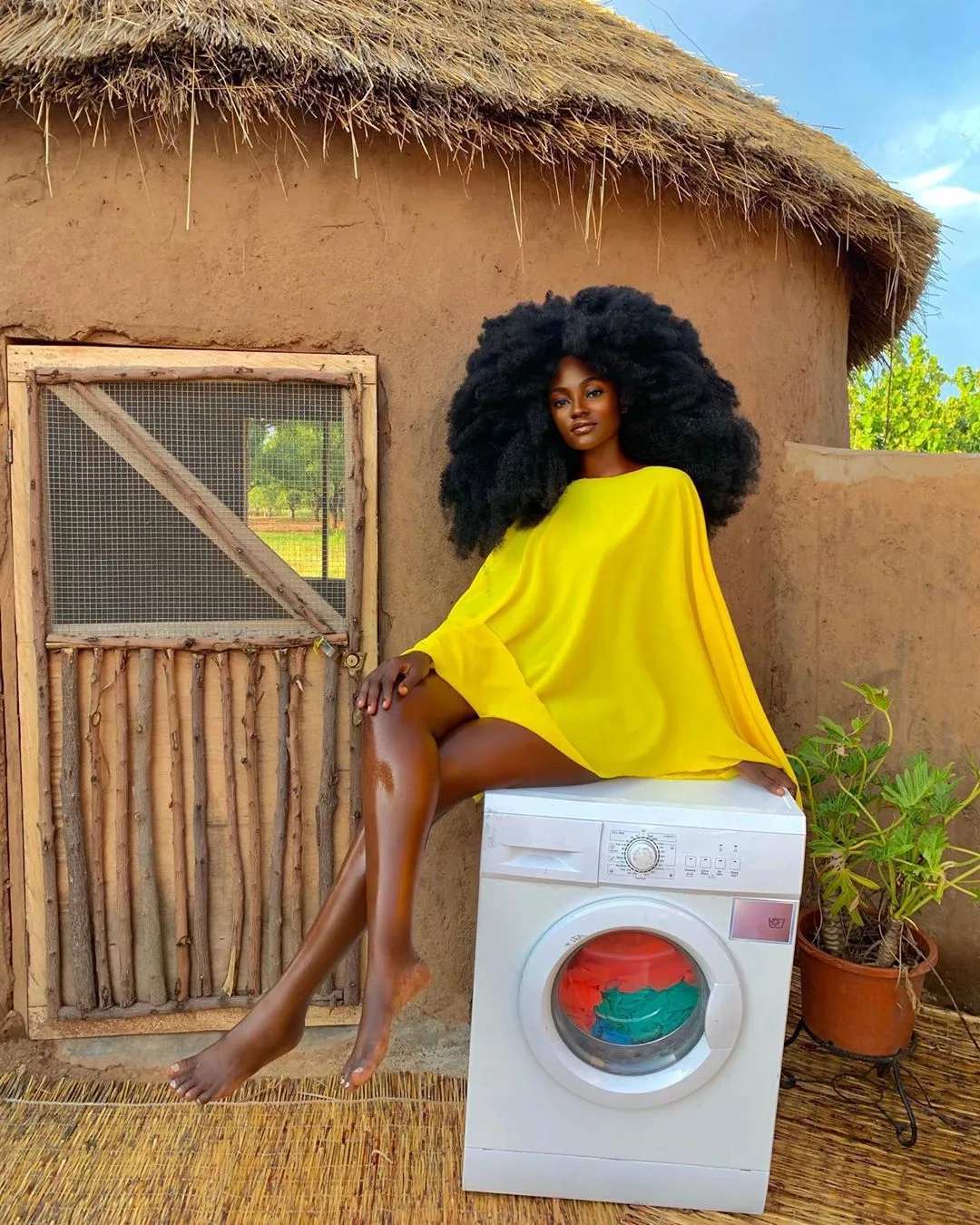 5 photos of Hamamat Montia which are solid proof that she is an African girl sharing her culture with the world