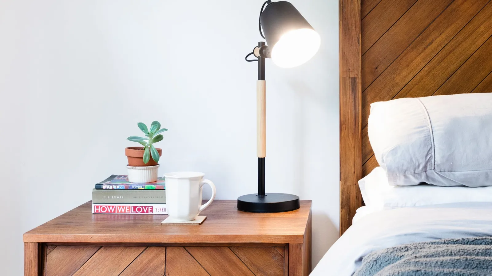 How to Pick a Bedside Lamp