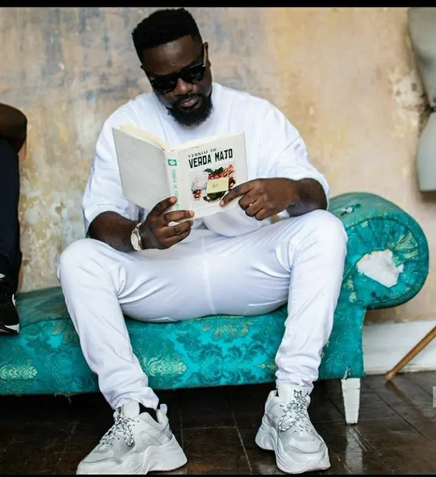 This Twitter user turned Sarkodie into designer perfumes and it’s fashion goals