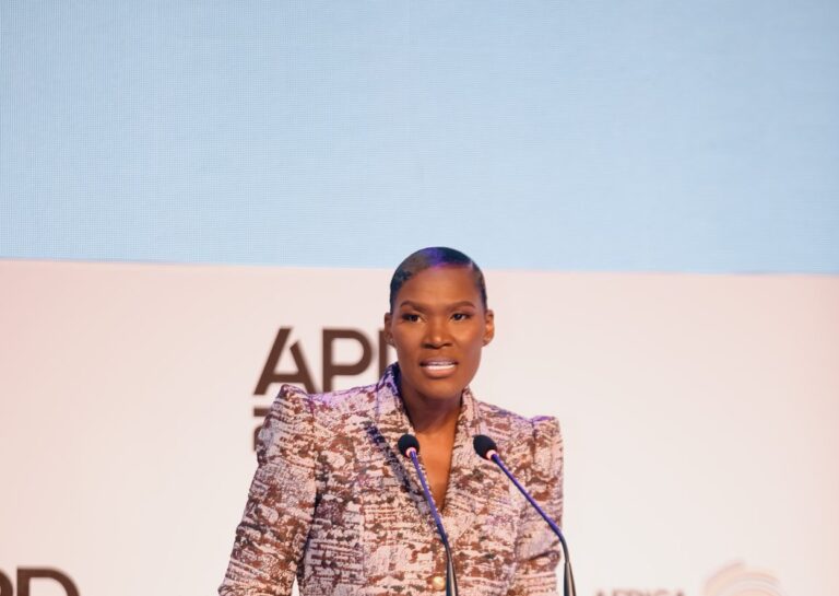 Would you rock the short hair trend? Anita Erskine did & she looks stunning!